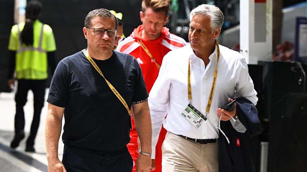 Max Eberl (l) beim Spiel des FC Bayern in Miami gegen Flamengo. / Foto: Sven Hoppe/dpa