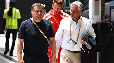 Max Eberl (l) beim Spiel des FC Bayern in Miami gegen Flamengo. / Foto: Sven Hoppe/dpa