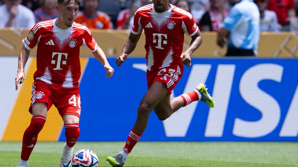 Klein, aber oho: Lennart Karl setzt mit dem Ball am linken Fuß zum Dribbling an. / Foto: Sven Hoppe/dpa