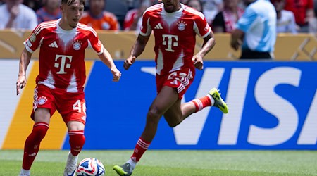 Klein, aber oho: Lennart Karl setzt mit dem Ball am linken Fuß zum Dribbling an. / Foto: Sven Hoppe/dpa