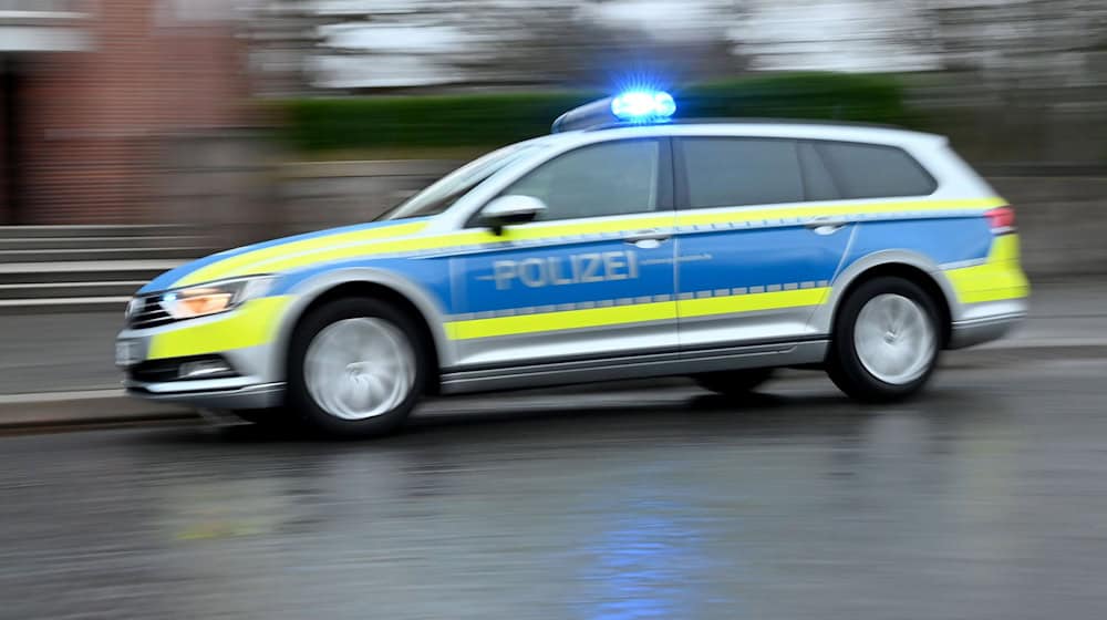 Zwei Streifenwagen klaut der Mann auf seiner Flucht. (Symbolbild) / Foto: Carsten Rehder/dpa