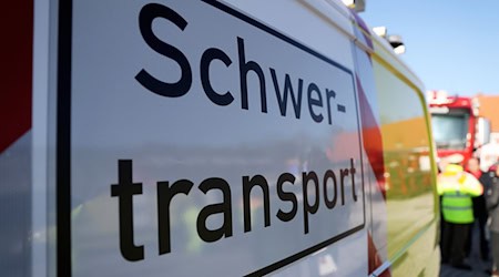 Schwerlasttransporte sollen in Bayern künftig nicht mehr so oft von der Polizei begleitet werden müssen. (Symbolbild) / Foto: Daniel Karmann/dpa