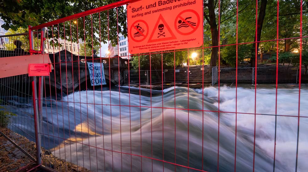 Die Ermittlungen zum Unfalltod einer Surferin auf der Münchner Eisbach-Welle sind abgeschlossen. (Archivbild) / Foto: Peter Kneffel/dpa