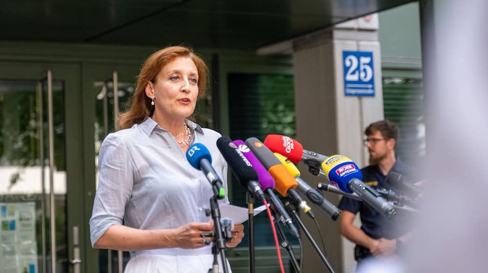 Die Staatsanwaltschaft München I hat sich zum Abschluss der Ermittlungen nach dem tödlichen Unfall an der Münchner Eisbachwelle geäußert. / Foto: Leonie Asendorpf/dpa
