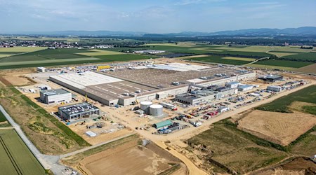Der Bau des BMW-Montagewerks für Hochvoltbatterien kommt zügig voran.  / Foto: Armin Weigel/dpa