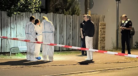 Polizisten und Mitarbeiter der Spurensicherung arbeiten am Tatort: Die Tatwaffe war nach Angaben der Staatsanwaltschaft ein Taschenmesser. / Foto: Goppelt/Vifogra /dpa