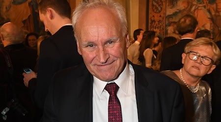 Huber spricht sich für die Aufnahme von Schulden aus.  / Foto: Felix Hörhager/dpa