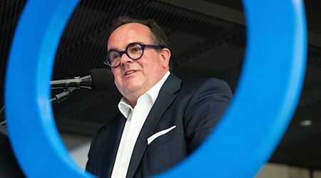 Die blaue Brille ist Baumgärtners Markenzeichen - und auch sein Logo für den Wahlkampf.  / Foto: Leonie Asendorpf/dpa