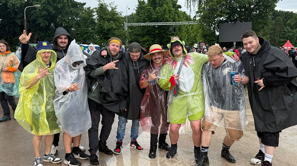 Regenponchos war beim Start von Rock im Park Pflicht. / Foto: Irena Güttel/dpa