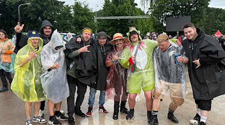 Regenponchos war beim Start von Rock im Park Pflicht. / Foto: Irena Güttel/dpa