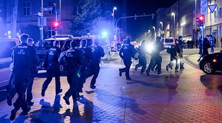 Bei Polizeieinsätzen geht es schnell mal hoch her - wie 2022 bei Protesten gegen Corona-Maßnahmen in Schweinfurt - Polizisten geraten dabei auch selbst in Gefahr. (Archivbild) / Foto: Daniel Vogl/dpa