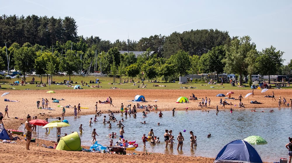 Die hohen Temperaturen laden zum Baden ein – doch durch die hohe UV-Strahlung besteht auch hohe Sonnenbrandgefahr.  / Foto: Daniel Karmann/dpa