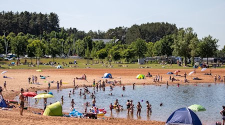 Die hohen Temperaturen laden zum Baden ein – doch durch die hohe UV-Strahlung besteht auch hohe Sonnenbrandgefahr.  / Foto: Daniel Karmann/dpa