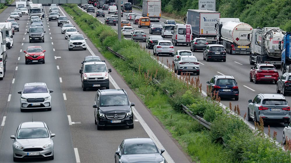 In den kommenden Tagen dürfte es laut ADAC auf den Straßen zeitweise wieder sehr voll werden. (Archivbild) / Foto: Henning Kaiser/dpa