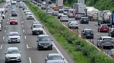 In den kommenden Tagen dürfte es laut ADAC auf den Straßen zeitweise wieder sehr voll werden. (Archivbild) / Foto: Henning Kaiser/dpa