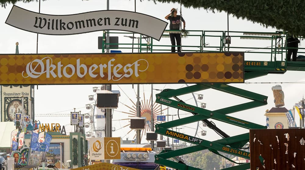 Der Aufbau dauert Monate: Ab Montag ist die Theresienwiese für das Oktoberfest gesperrt (Archivbild). / Foto: Peter Kneffel/dpa