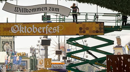 Der Aufbau dauert Monate: Ab Montag ist die Theresienwiese für das Oktoberfest gesperrt (Archivbild). / Foto: Peter Kneffel/dpa