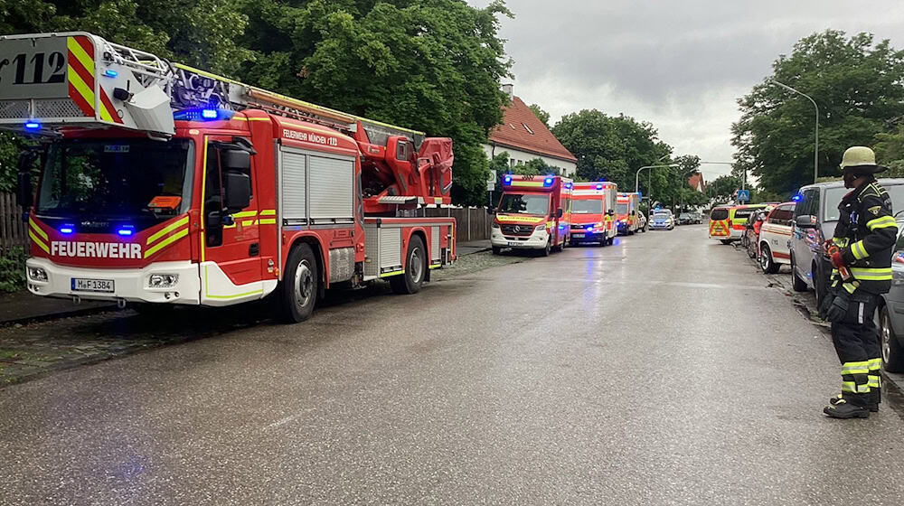 Zahlreiche Feuerwehrleute waren an der Schule im Münchner Norden im Einsatz.  / Foto: Berufsfeuerwehr München/dpa