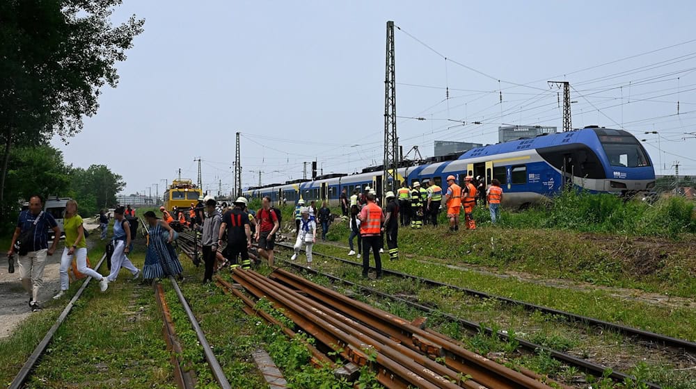 Über Leitern mussten die Fahrgäste den Zug auf offener Strecke verlassen.  / Foto: Berufsfeuerwehr München/dpa