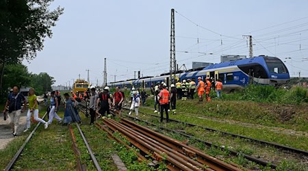 Über Leitern mussten die Fahrgäste den Zug auf offener Strecke verlassen.  / Foto: Berufsfeuerwehr München/dpa