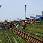 Über Leitern mussten die Fahrgäste den Zug auf offener Strecke verlassen.  / Foto: Berufsfeuerwehr München/dpa