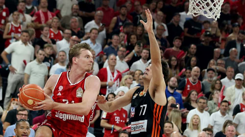 Justus Hollatz (links) und Ben Saraf kämpfen um den Ball. / Foto: Matthias Stickel/dpa