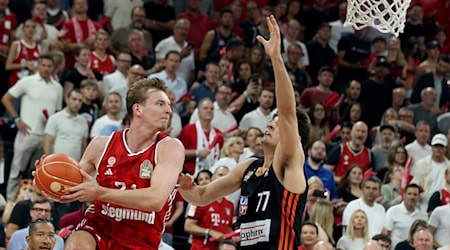 Justus Hollatz (links) und Ben Saraf kämpfen um den Ball. / Foto: Matthias Stickel/dpa
