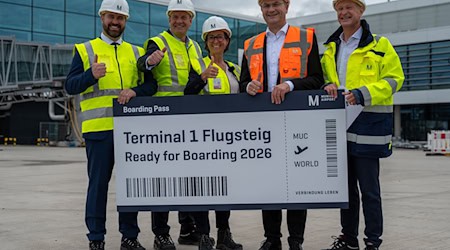 Sechs Millionen Passagiere im Jahr entsprechen etwa den Fluggastzahlen des Flughafens Hannover, wie Finanzminister Albert Füracker (in orange) sagt  / Foto: Leonie Asendorpf/dpa