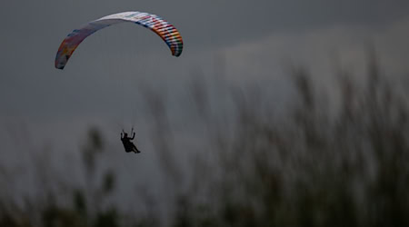 Kam es zu einem Gleitschirmunfall? Nach dem Anruf rücken sofort zahlreiche Kräfte aus. (Symbolbild) / Foto: Sebastian Gollnow/dpa
