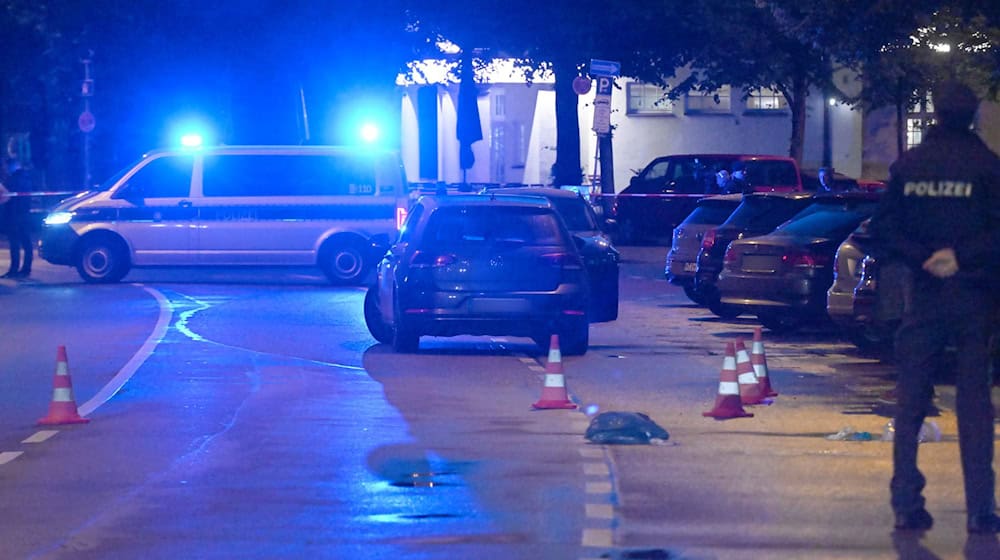 Warum die Frau auf die Menschen eingestochen hat, ist bislang unklar. / Foto: Felix Hörhager/dpa