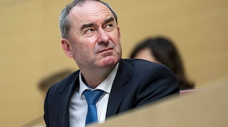 Der Freie-Wähler-Bundesvorsitzende Hubert Aiwanger will bei der nächsten Bundestagswahl erneut kandidieren, obwohl seine Partei bei bisherigen Wahlen keine Chance hatte. (Archivbild) / Foto: Peter Kneffel/dpa