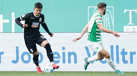 Aaron Keller (l) wechselt von Unterhaching nach Fürth. / Foto: Heiko Becker/dpa