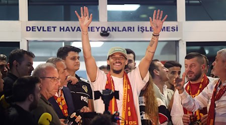 Leroy Sané hatte nach seiner Ankunft in Istanbul gute Laune. / Foto: Murat Akbas/dpa