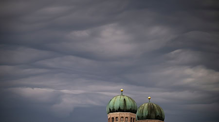 Der Deutsche Wetterdienst erwartet zum Teil starke Gewitter in Bayern. (Archivbild) / Foto: Peter Kneffel/dpa
