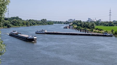 Das Schiff lag seit vergangenem Mittwoch quer auf der Donau. / Foto: Armin Weigel/dpa