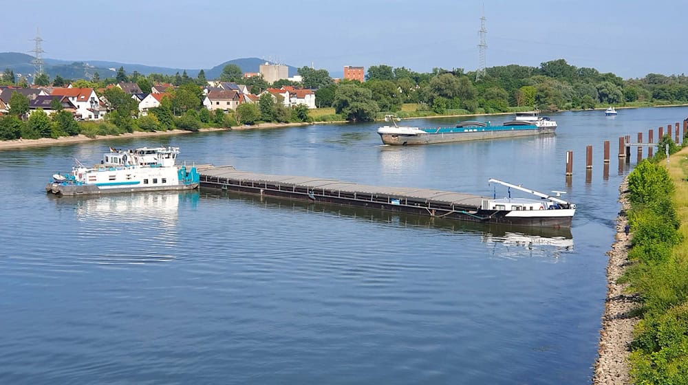 Die Einsatzkräfte versuchen, das festgefahrene Frachtschiff bei Regensburg zu bergen.  / Foto: Günter Hammer/Verkehrspolizeiinspektion Regensburg/dpa