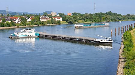 Die Einsatzkräfte versuchen, das festgefahrene Frachtschiff bei Regensburg zu bergen.  / Foto: Günter Hammer/Verkehrspolizeiinspektion Regensburg/dpa