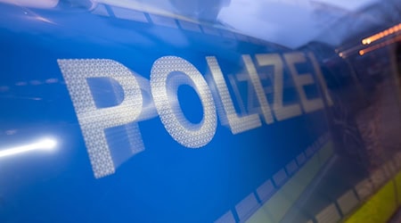 Die Polizei hat einen verurteilten Straftäter gefasst, der längst hätte im Gefängnis sitzen sollen. (Symbolbild) / Foto: Marijan Murat/dpa