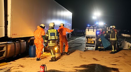 Hunderte Liter Diesel sind auf der A3 ausgelaufen.  / Foto: Ralf Hettler/dpa