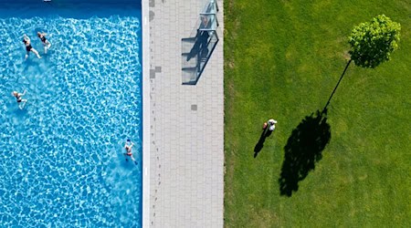 Wer bei dem Wetter Abkühlung sucht, kann die Freibäder in Bayern besuchen.  / Foto: Sven Hoppe/dpa