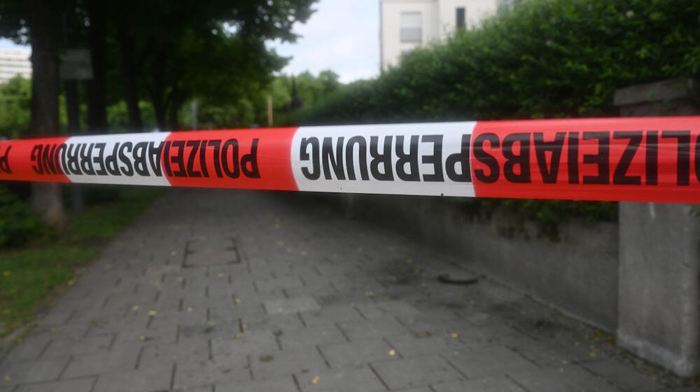 Mit Absperrband war ein Weg abgeriegelt worden. / Foto: Felix Hörhager/dpa