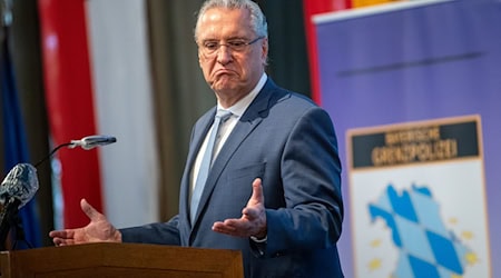 Auch wenn das Berliner Verwaltungsgericht die Zurückweisung von drei Somaliern an der Grenze für unzulässig hielt - Bayerns Innenminister Joachim Herrmann (CSU) will keine Zweifel an der neuen Praxis akzeptieren. (Archivbild) / Foto: Matthias Balk/dpa