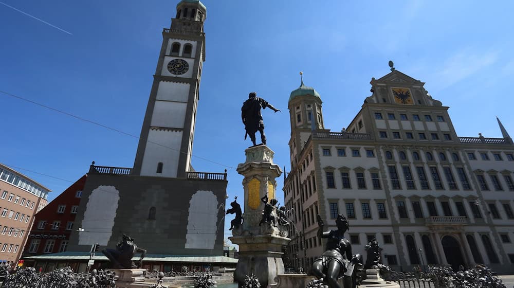 Der Perlachturm ist ein Wahrzeichen der Stadt Augsburg - nun rückt die Sanierung näher. Es wird kein leichtes Unterfangen. (Archivbild) / Foto: Karl-Josef Hildenbrand/dpa