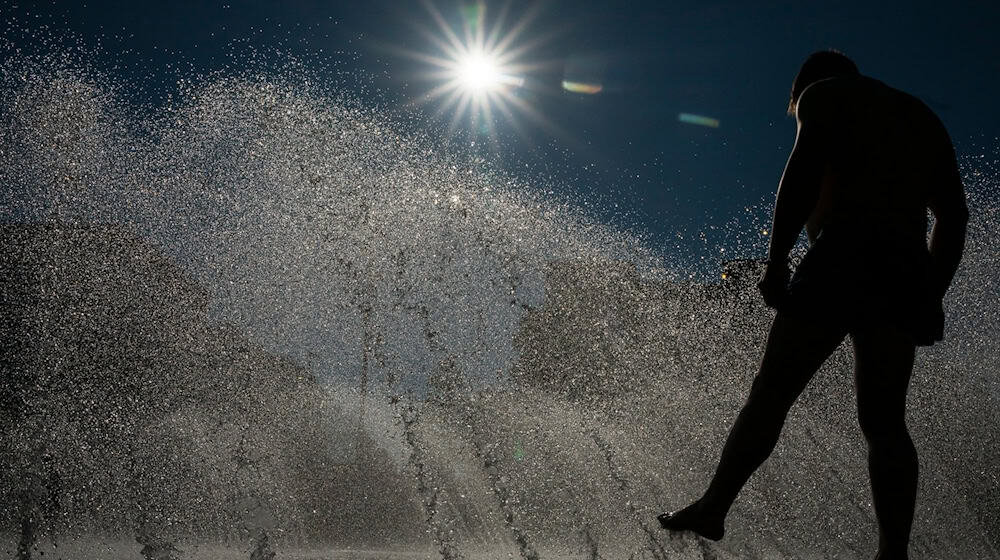 Der Sonnenschein macht Freude und lockt an den See.  / Foto: Peter Kneffel/dpa