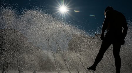 Der Sonnenschein macht Freude und lockt an den See.  / Foto: Peter Kneffel/dpa