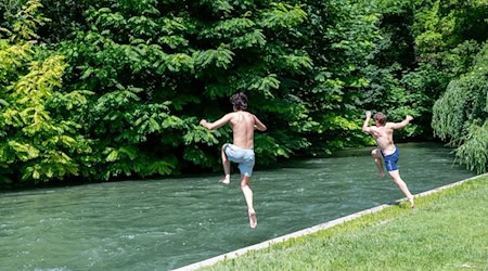 Bei Hitze in kaltes Wasser zu springen, ohne sich vorher abzukühlen, birgt Risiken.  / Foto: Leonie Asendorpf/dpa