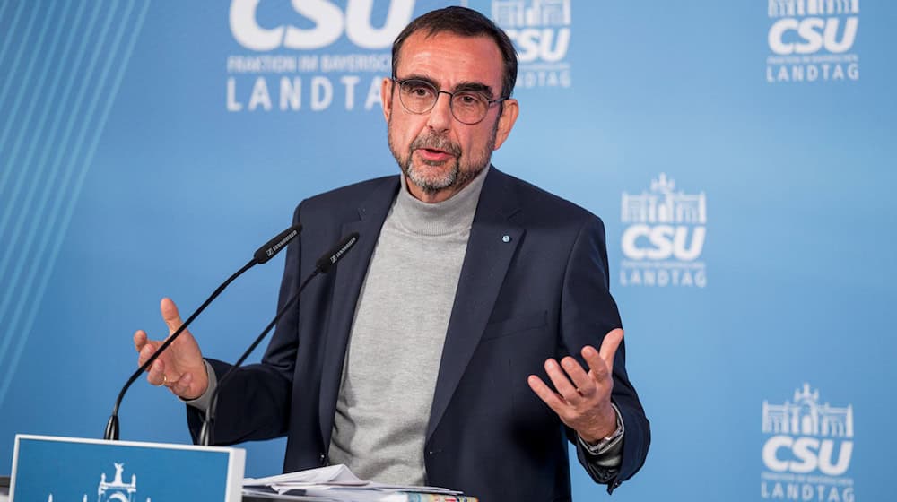 CSU-Fraktionschef Klaus Holetschek erhebt die Forderung, die Krankenhausreform auch unter sicherheitspolitischen Aspekten zu betrachten. (Archivbild) / Foto: Daniel Vogl/dpa