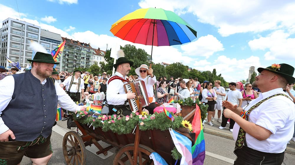 Die «Schwuhplattler» ziehen beim Christopher Street Day 2025 musizierend ziehen durch die Innenstadt. / Foto: Karl-Josef Hildenbrand/dpa