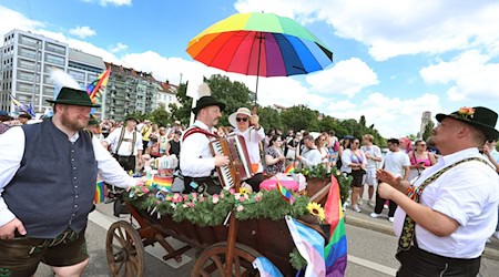 Die «Schwuhplattler» ziehen beim Christopher Street Day 2025 musizierend ziehen durch die Innenstadt. / Foto: Karl-Josef Hildenbrand/dpa