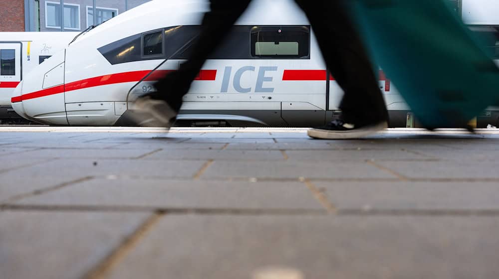 Das Zugpersonal begründete das Ende Fahrt damit, dass der ICE zu verdreckt sei, um weiterzufahren. (Symbolbild) / Foto: Guido Kirchner/dpa